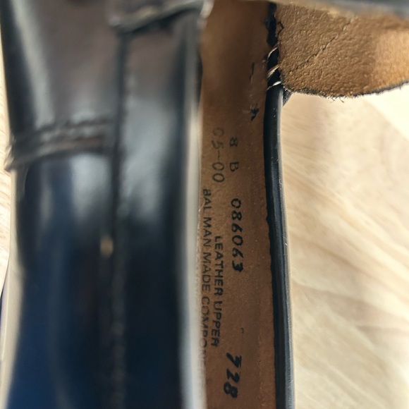 Bass loafers like new ladies size 8. - Picture 4 of 6